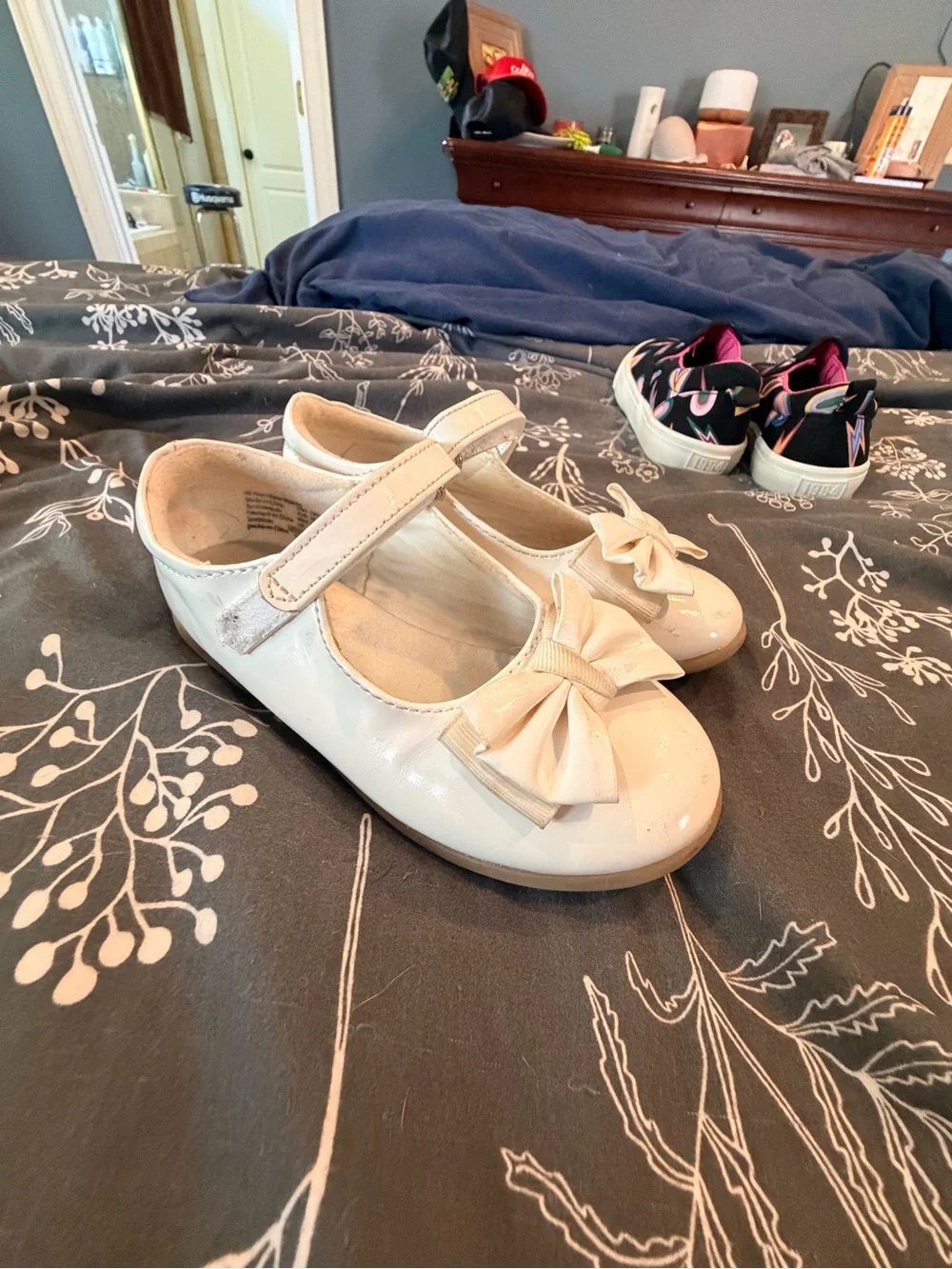 smartfit Cream Patent Mary Jane Shoes with Bow Accent